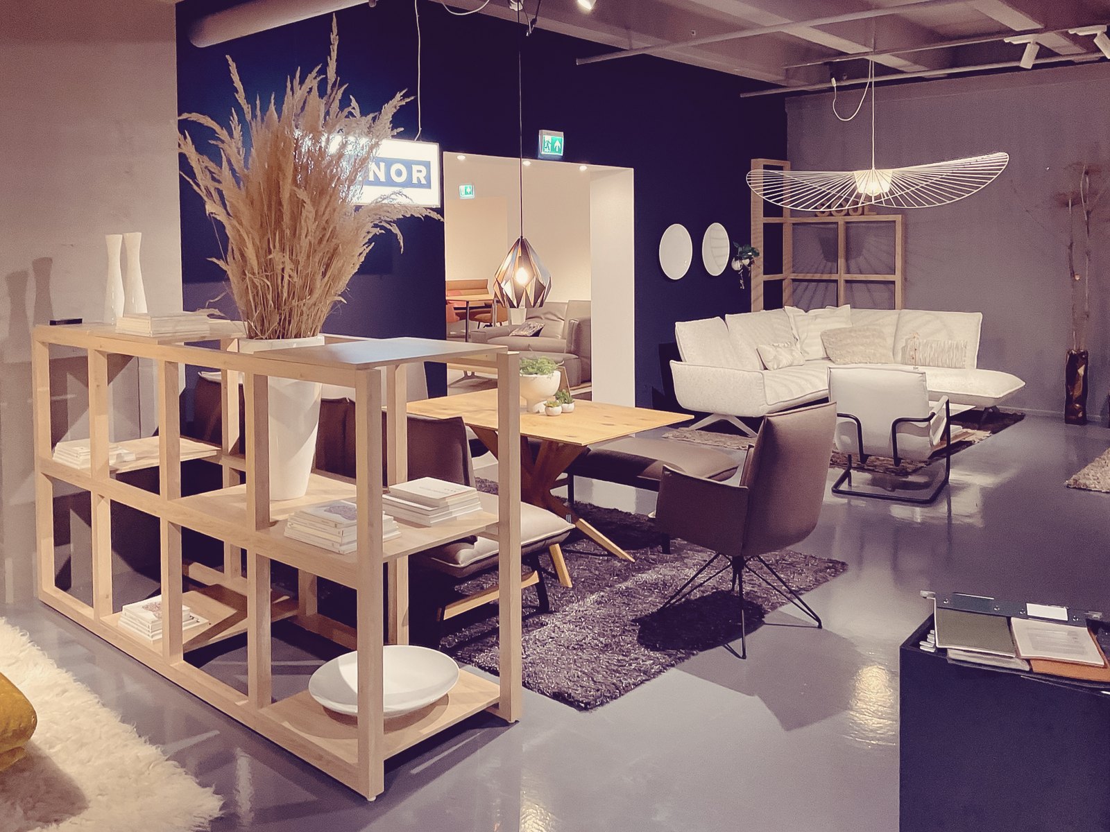 Offene Regalstruktur im Koinor Showroom – Koinor / Broeker Design