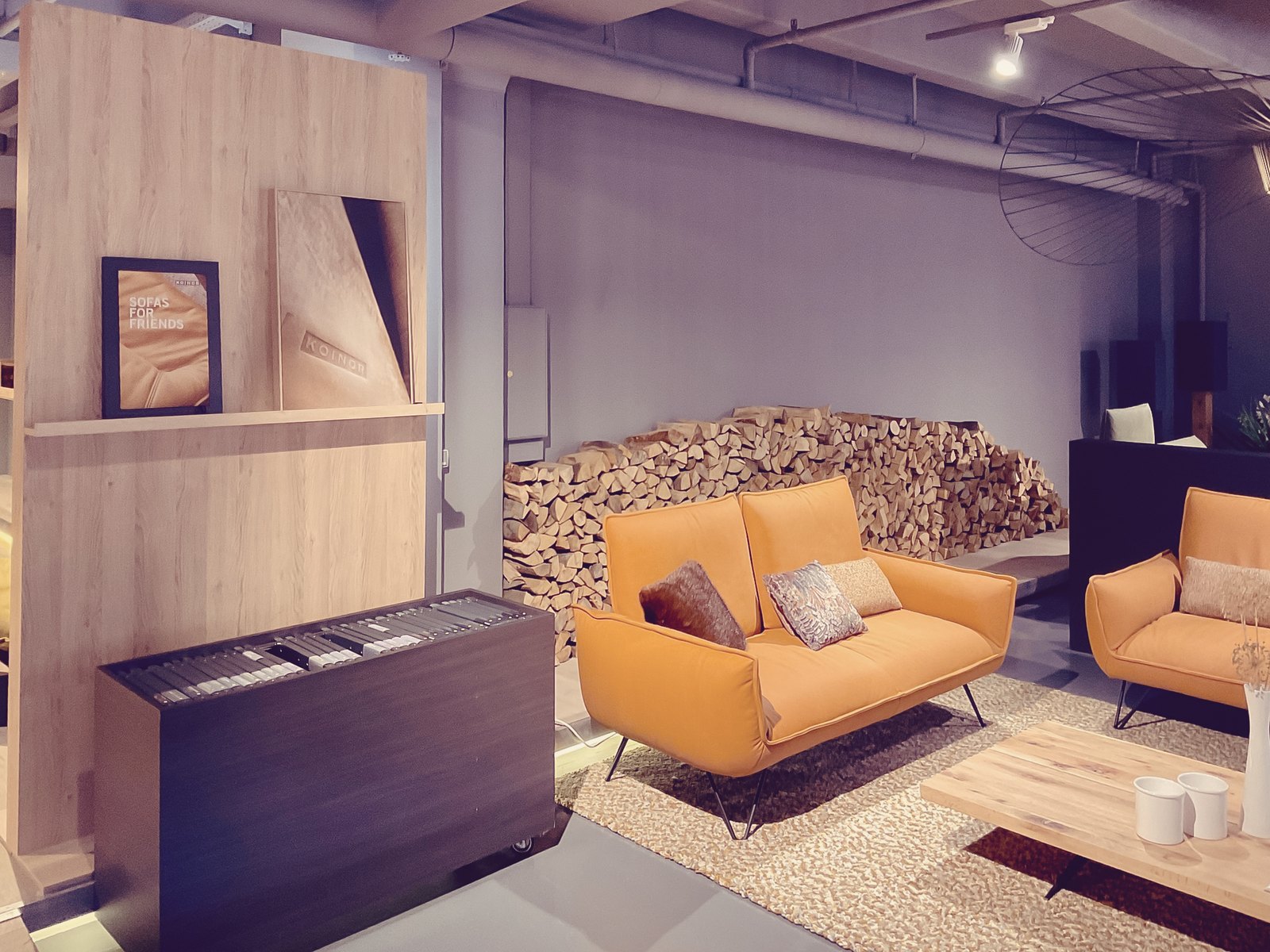 Stoffwagen neben Sitzgruppe – Koinor / Broeker Design