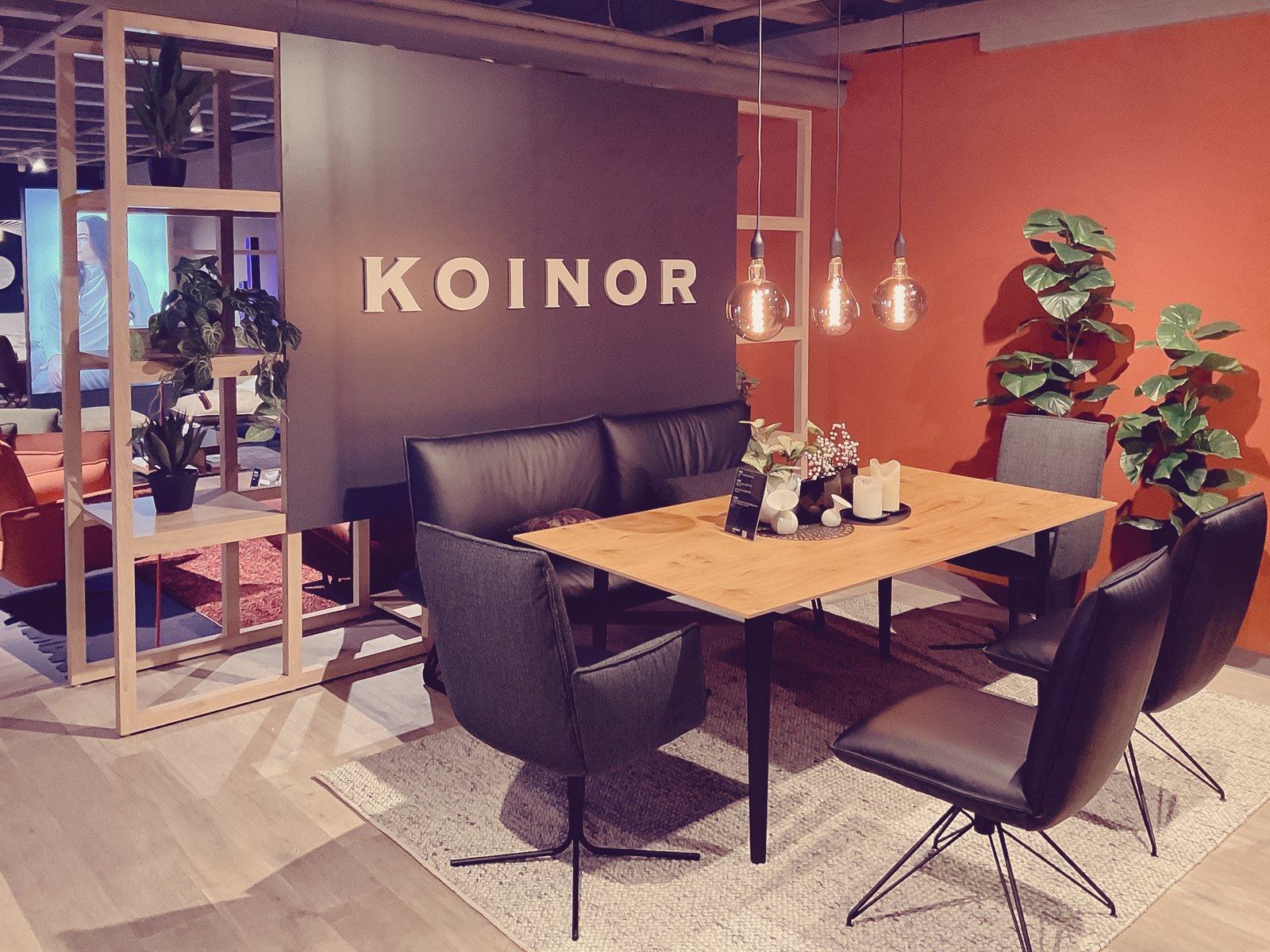 Besprechungsbereich mit Koinor Branding – Koinor / Broeker Design