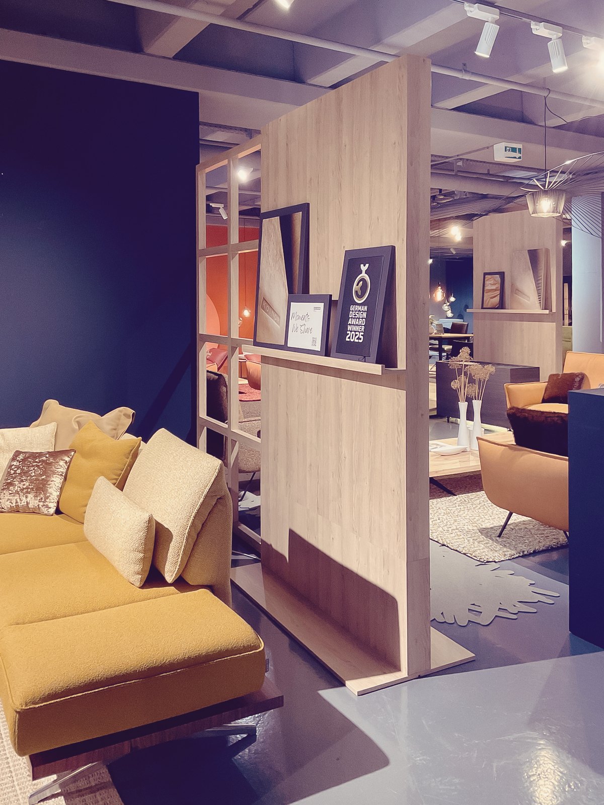 Raumteiler und Wegeleitung im Möbelhaus – Koinor / Broeker Design