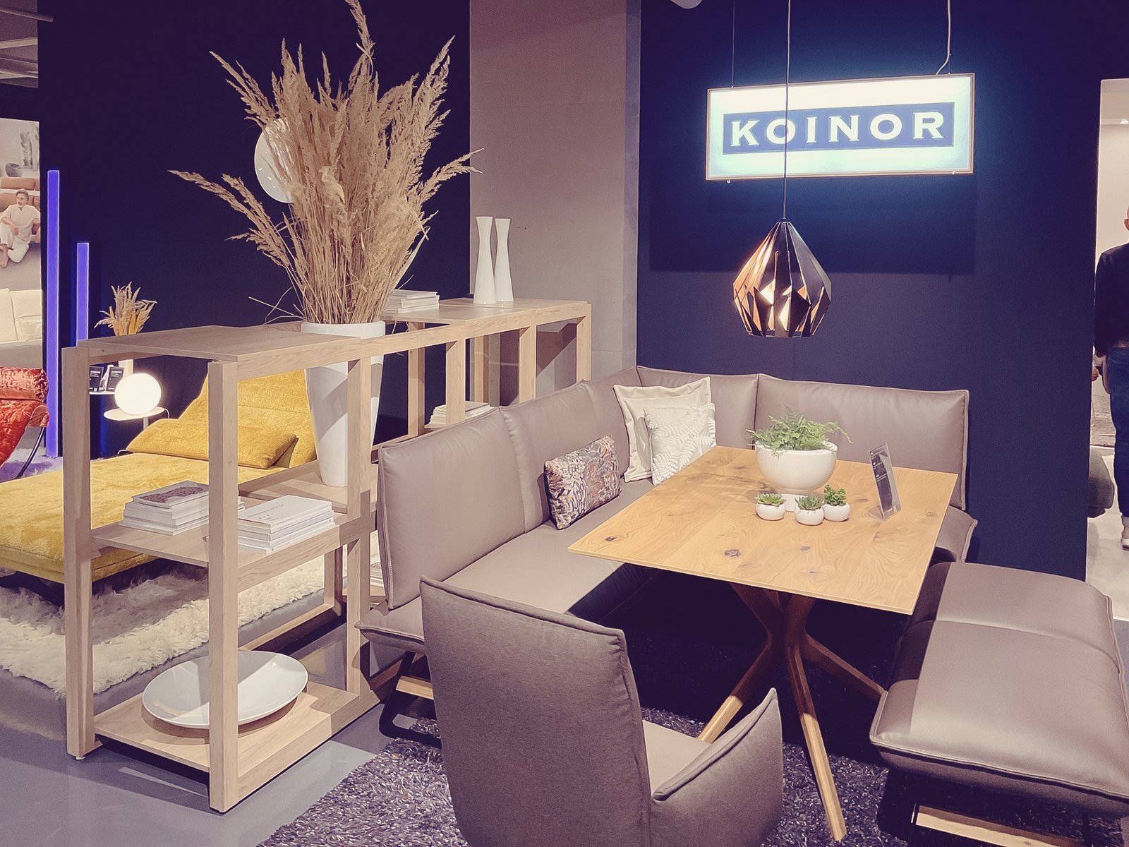 Präsentationsfläche mit Wandbranding – Koinor / Broeker Design