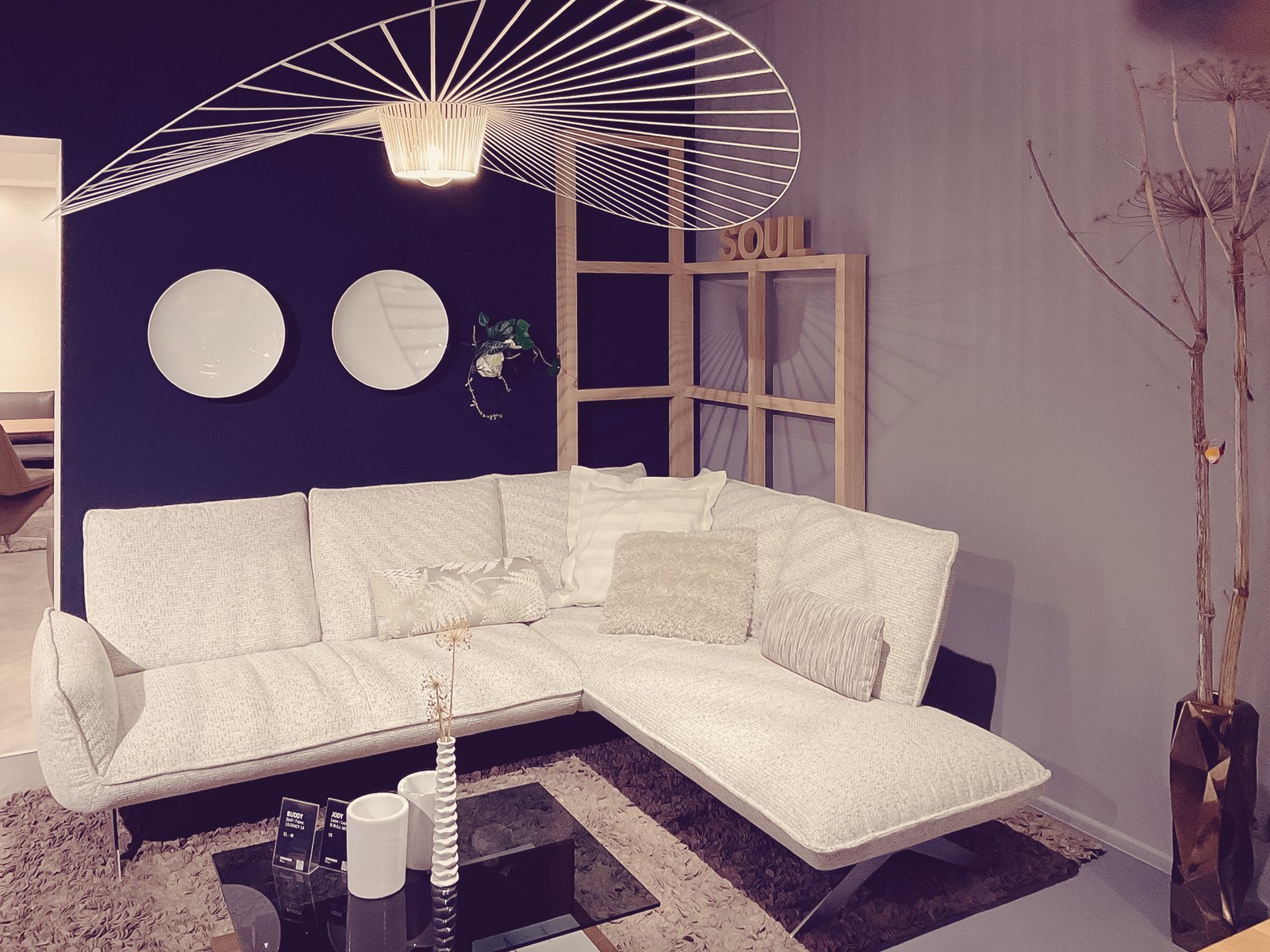 Loungeecke mit Holzkonstruktion – Koinor / Broeker Design