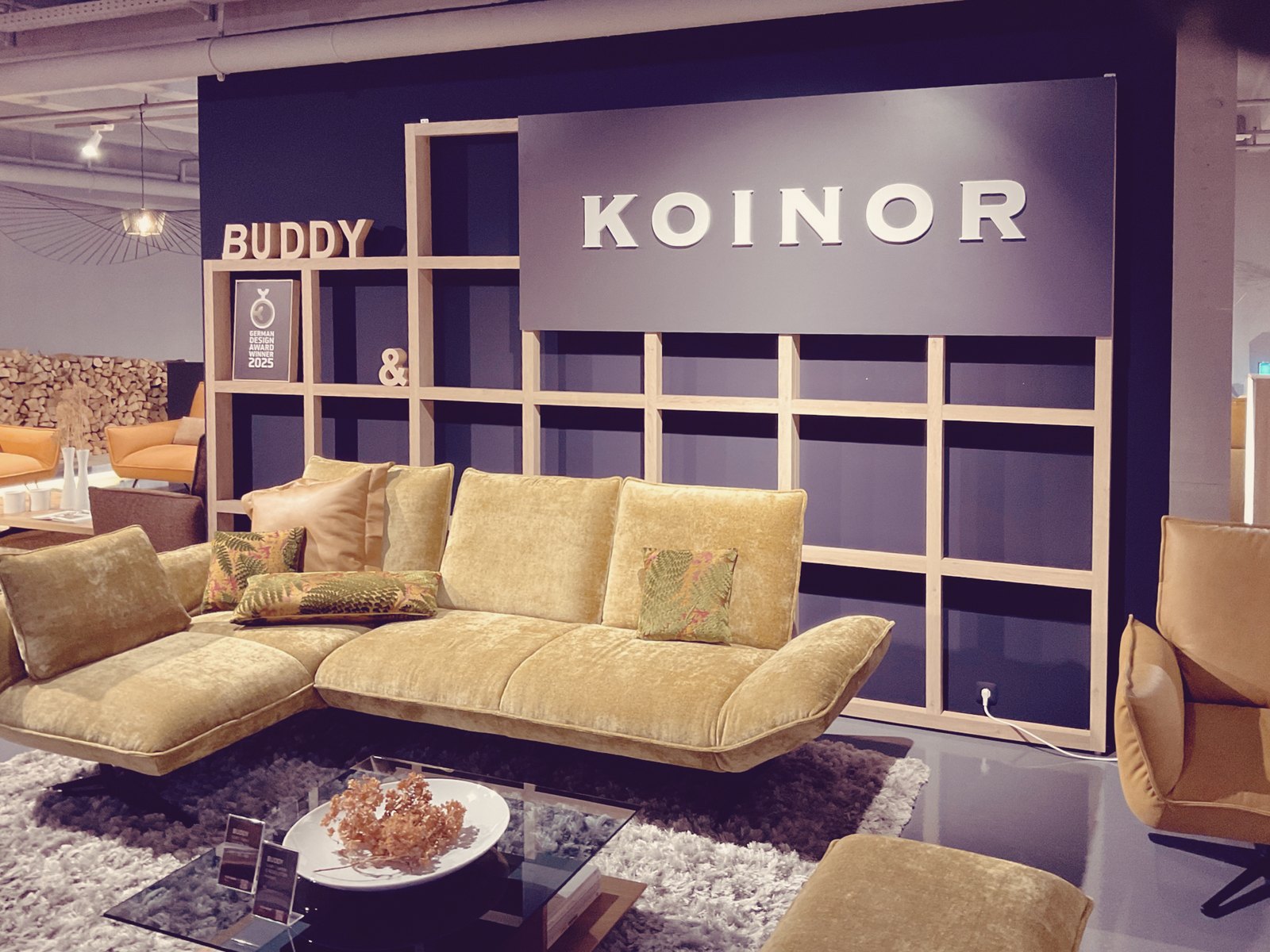 Markenwand im realen Wohnumfeld – Koinor / Broeker Design