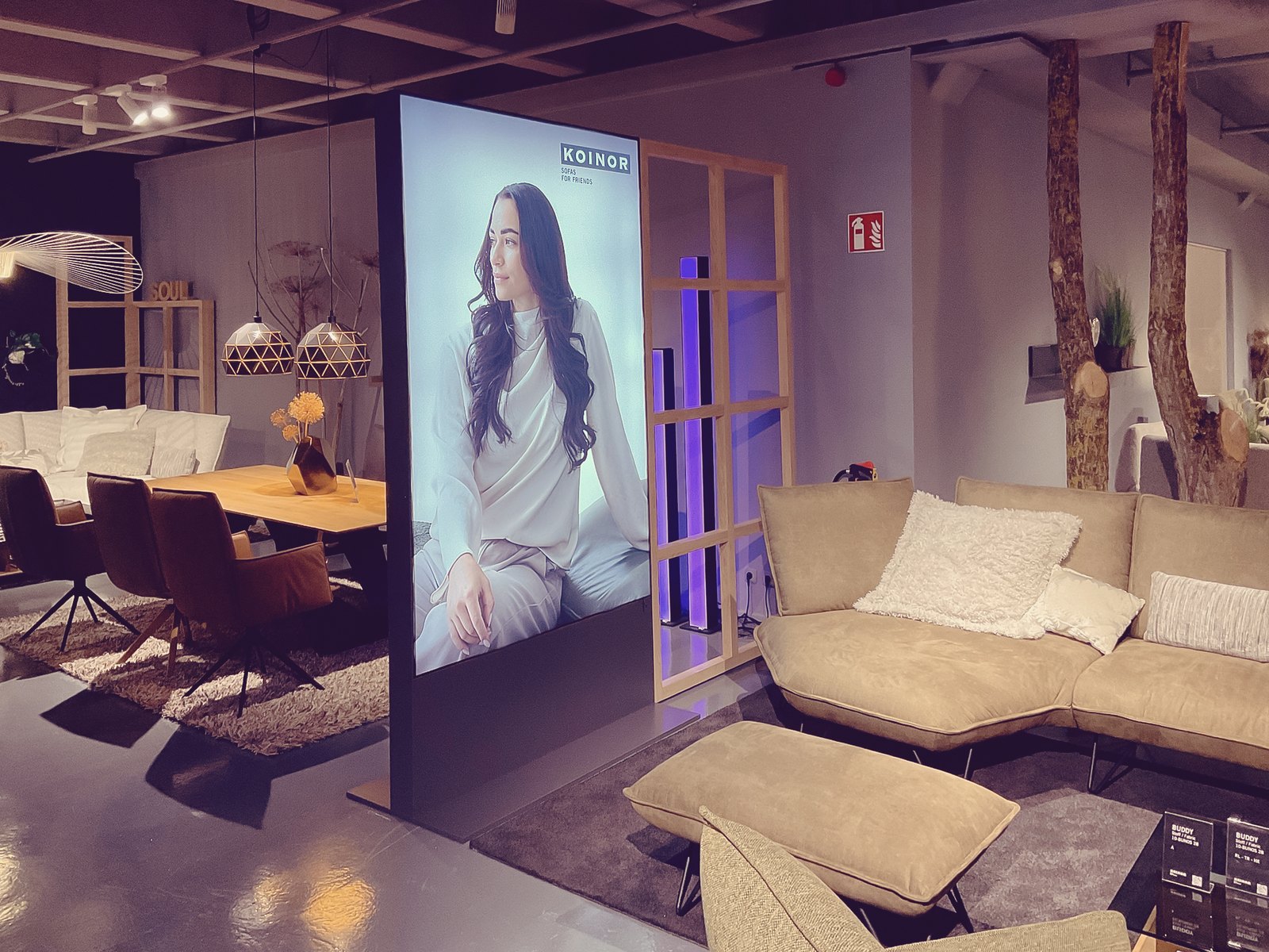Leuchtstele neben Wohnlandschaft – Koinor / Broeker Design