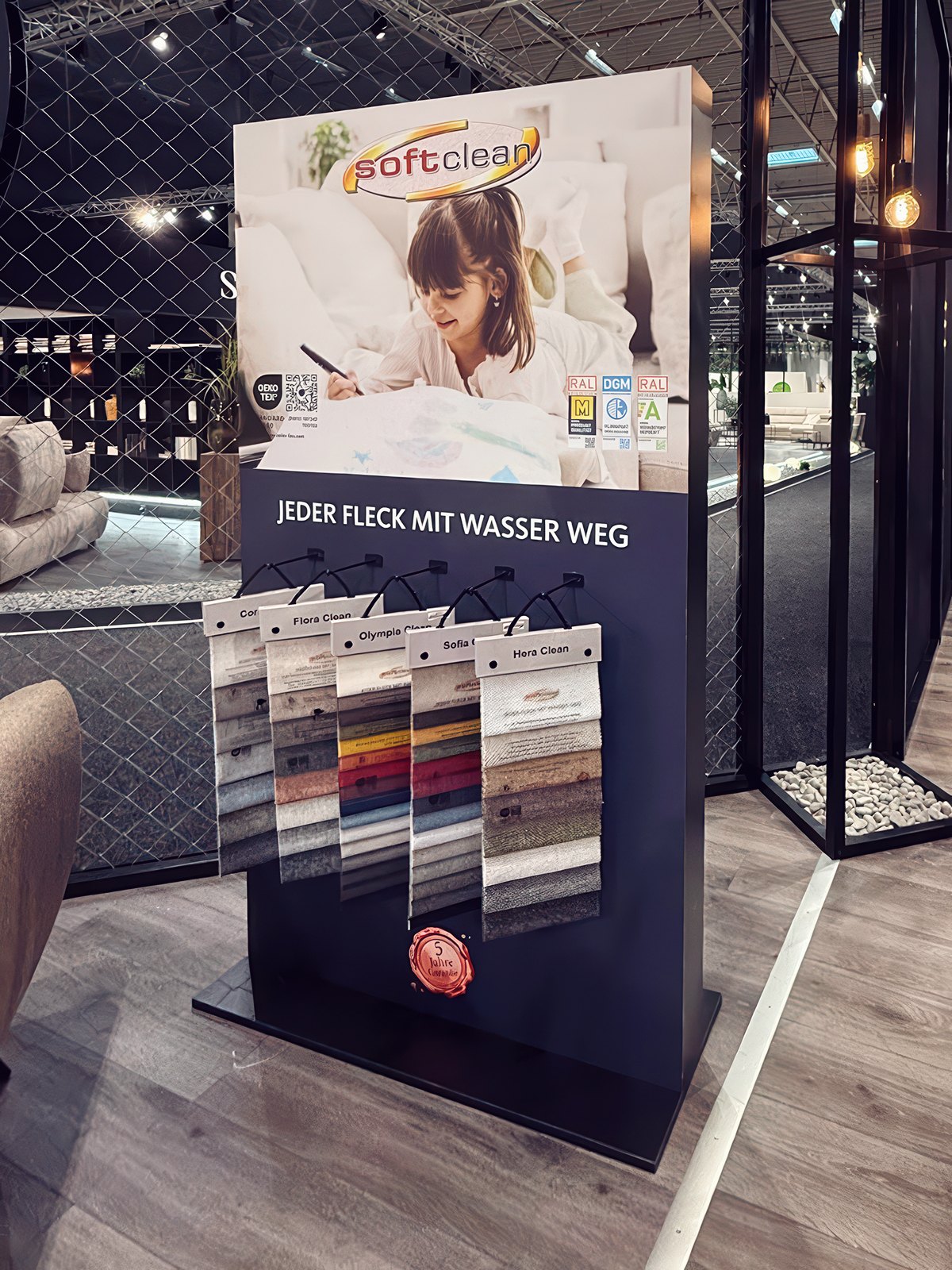 Informationsstele mit Stoffmustern – Weitere Projekte