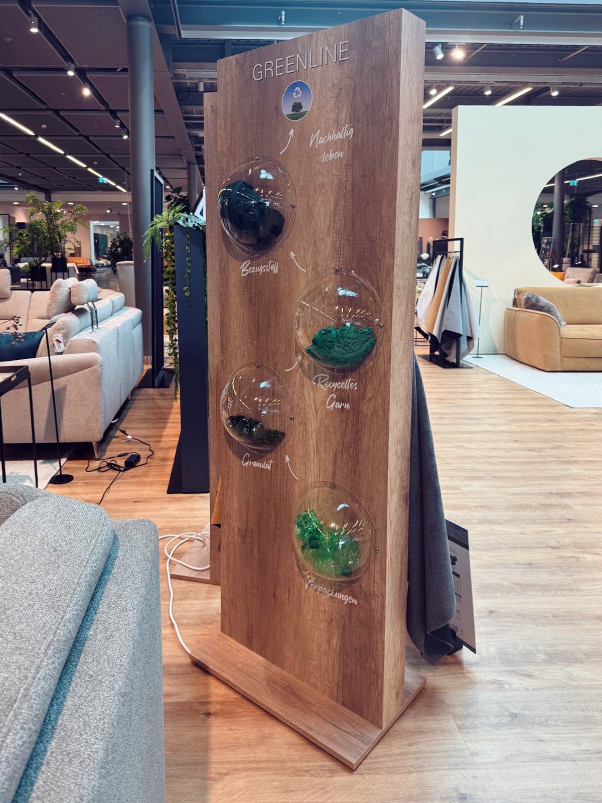 Wandpräsentation mit Materialmustern – Weitere Projekte