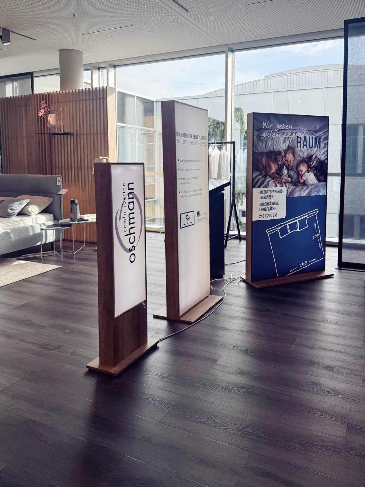 Leuchtstelen im Showroom – Weitere Projekte
